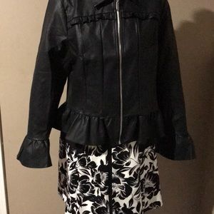 Skirt with leather trim